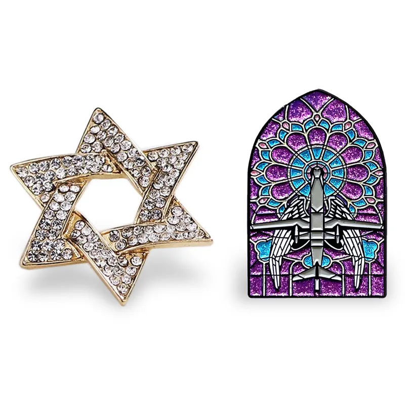 A sparking crystal brooch A shimmering glitter brooch pin